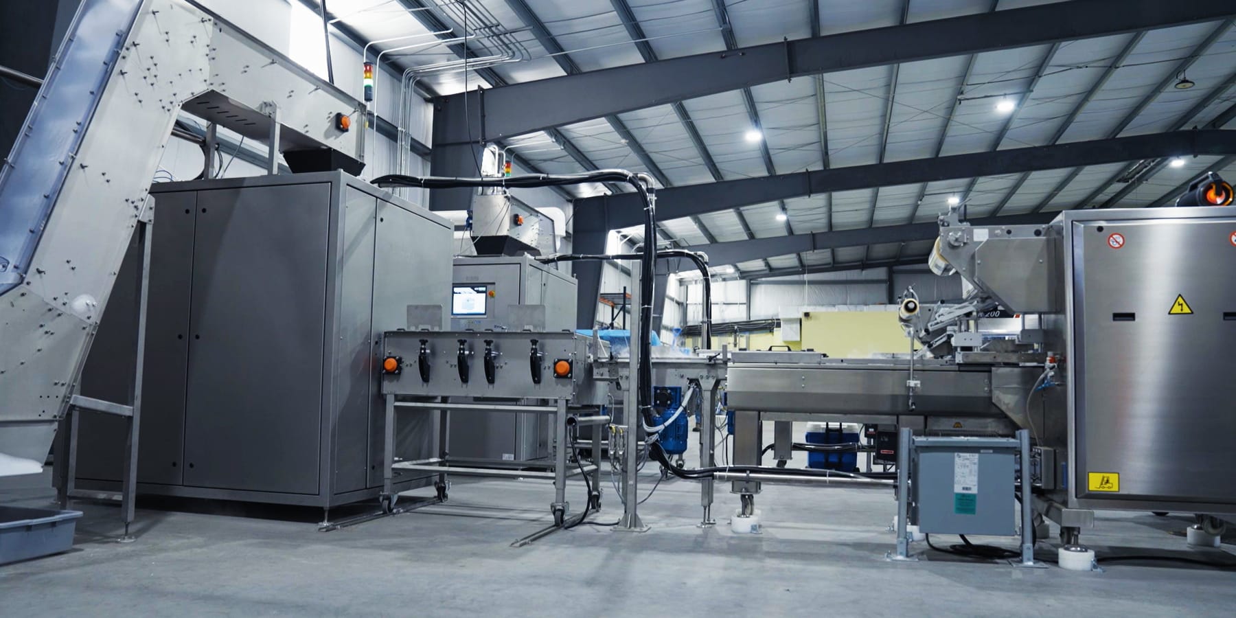 Ein großer, silberner Reformer in einem Lagerhaus mit hohem Metalldach.