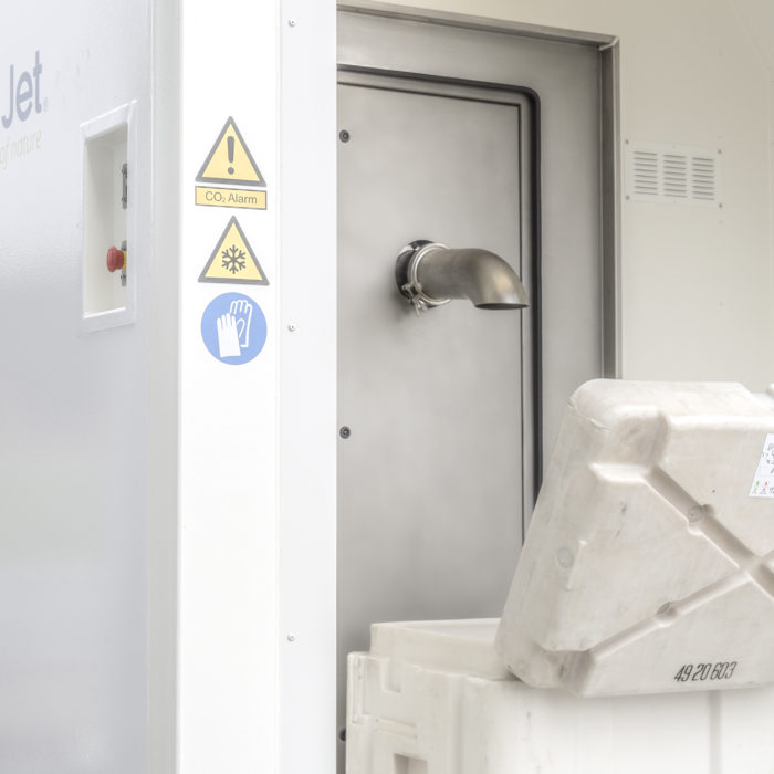 Mobile Trockeneisproduktionszentrum (Dry Ice Production Hub) Cold Jets bereit einer Kühlbox zu befüllen