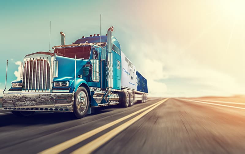 semi-reboque que viaja em auto-estrada