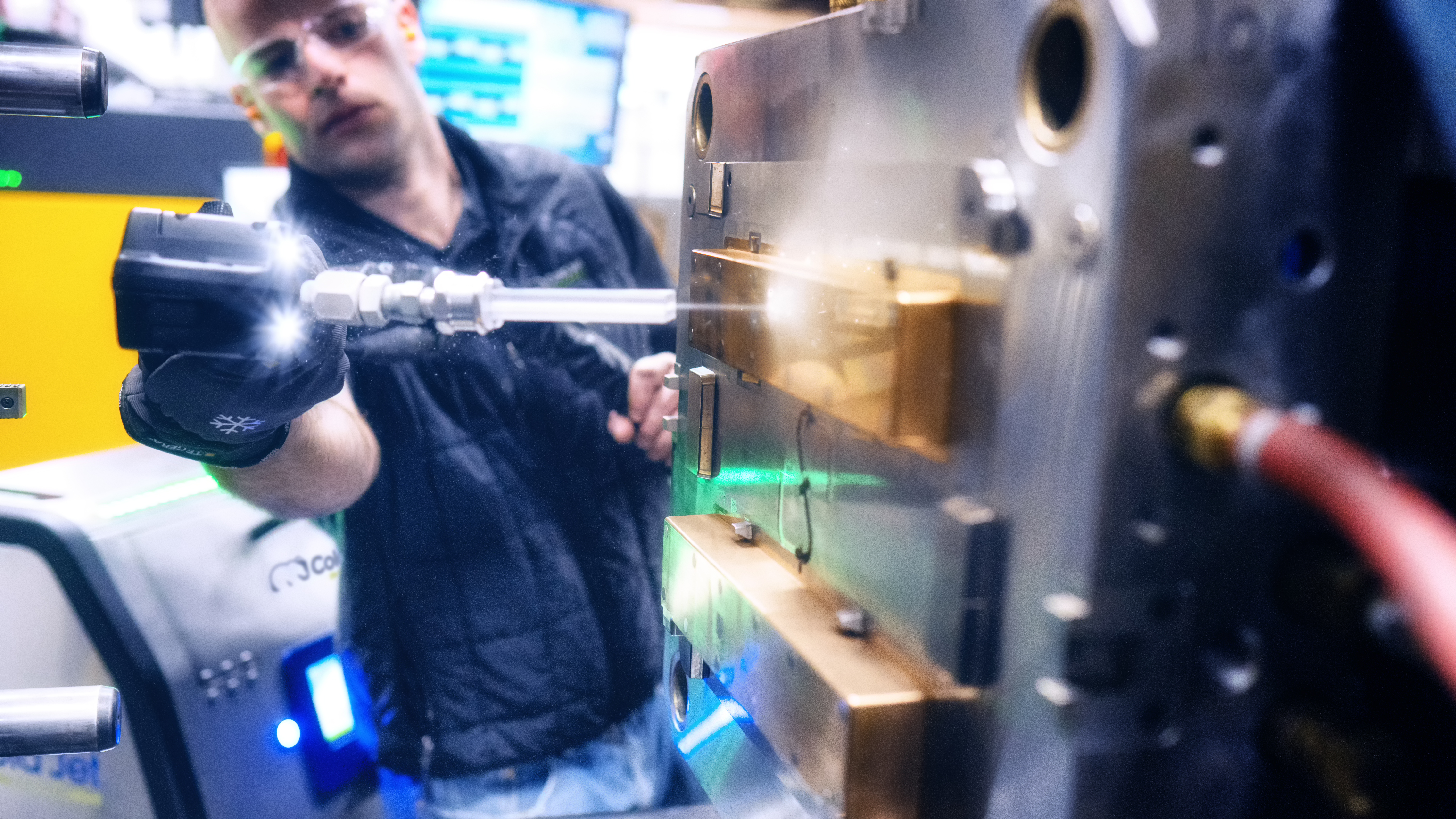 Opérateur Nettoyant un Moule par la Cryogénie