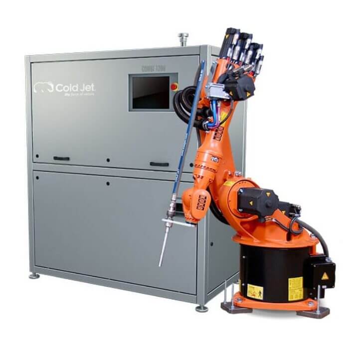 Na zdjęciu widzimy pomarańczowe ramię robota przemysłowego ustawione obok dużej maszyny oznaczonej jako Cold Jet COMBI 1200. Ramię wyposażone jest w przewody oraz końcówkę przypominającą dyszę, co sugeruje, że służy do precyzyjnych zadań takich jak czyszczenie.